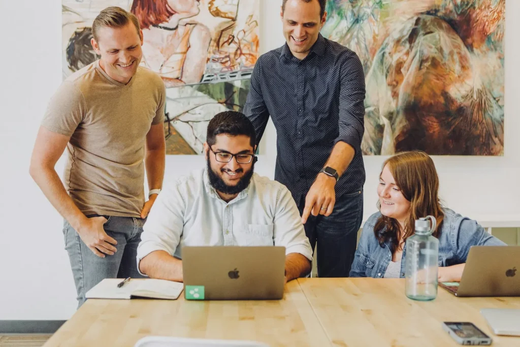 Team arbeitet gemeinsam am Laptop: Häufige Fragen zur barrierefreien Website in Ulm