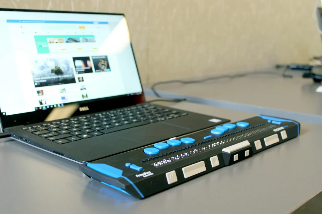 Laptop mit Braillezeile als Beispiel für eine barrierefreie Website in Ulm