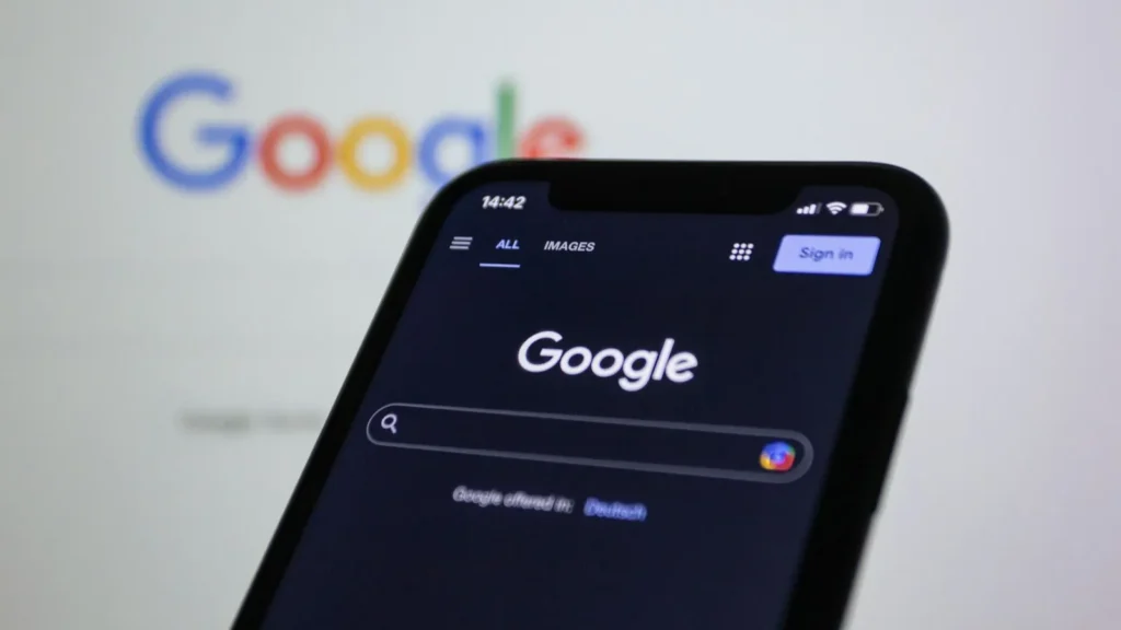 Smartphone mit Google-Suche: Häufige Fragen zu SEO und Suchmaschinenoptimierung in Ulm
