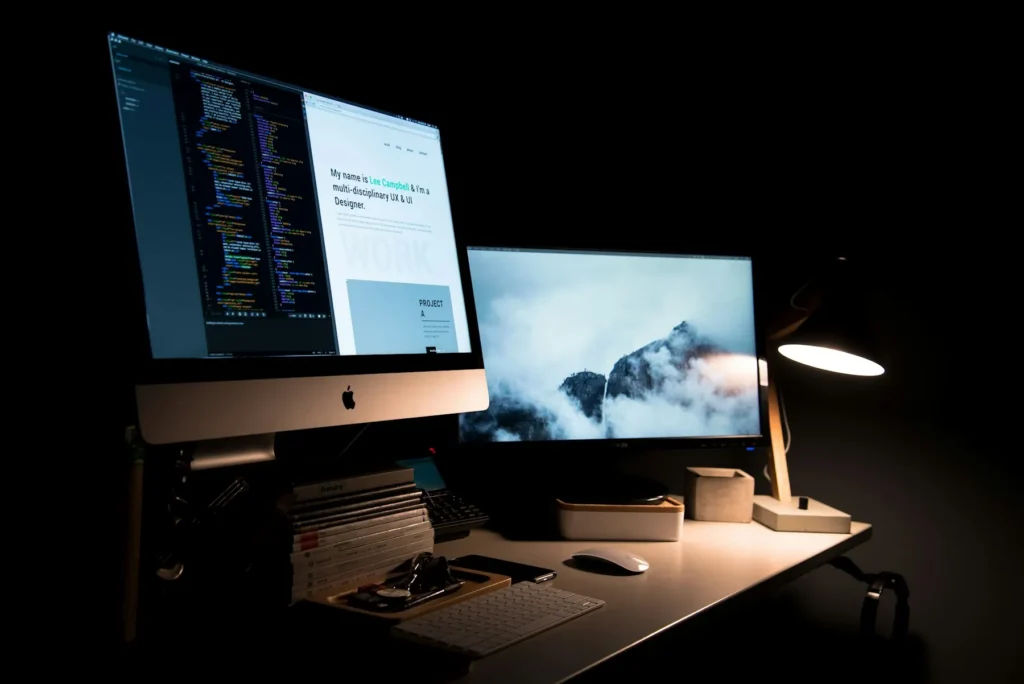 Computerbildschirm mit einer Landingpage im dunklen Büro: Landingpage und Onepager erstellen lassen in Ulm