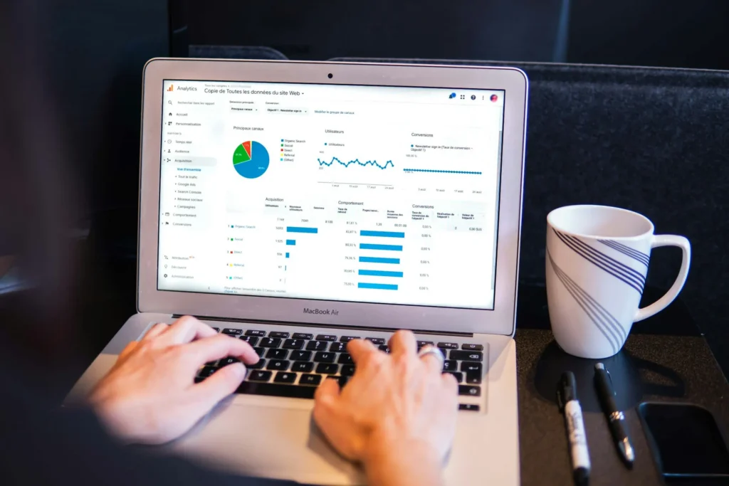SEO-Auswertung in Google Analytics auf dem Laptop für Webdesign und Suchmaschinenoptimierung in Ulm