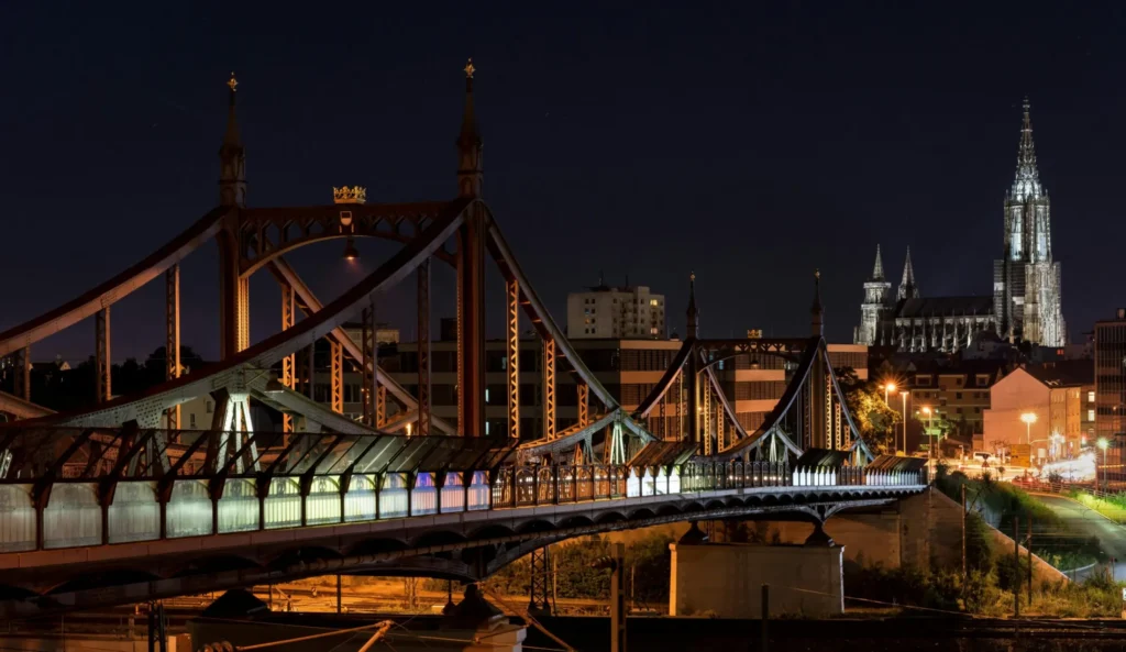 Ulmer Donaubrücke und Münster bei Nacht
