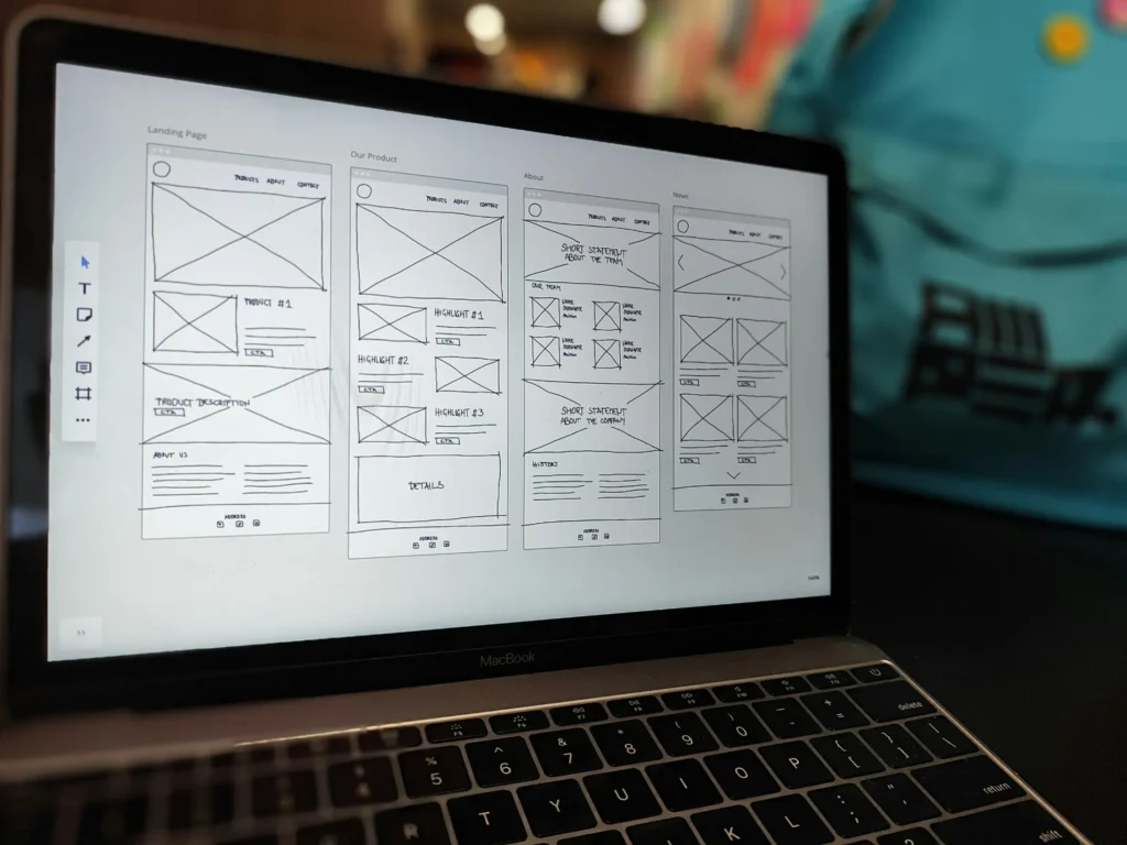 Website-Wireframe auf dem Laptop am Schreibtisch beim Website-Relaunch in Ulm