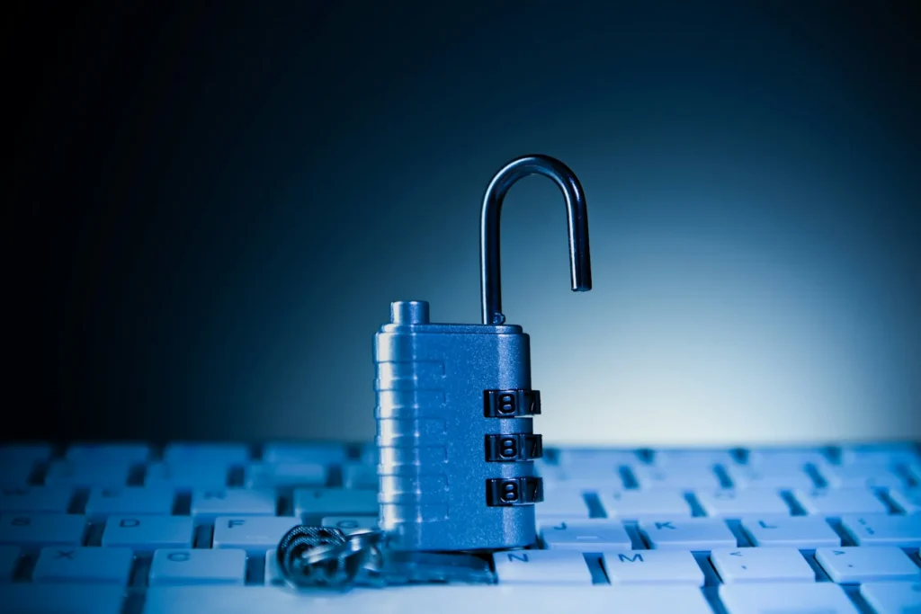 Vorhängeschloss auf einer Laptop-Tastatur als Symbol für Website-Sicherheit und Wartung