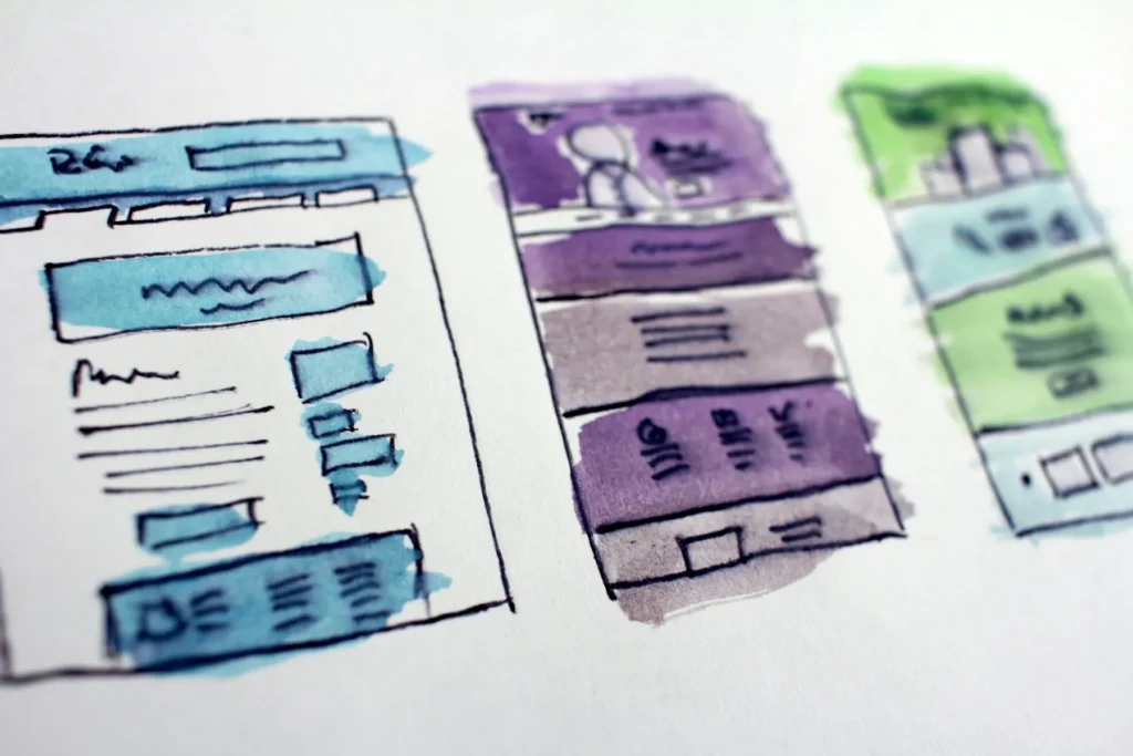 Skizzen von Website-Layouts für die Überarbeitung einer Homepage