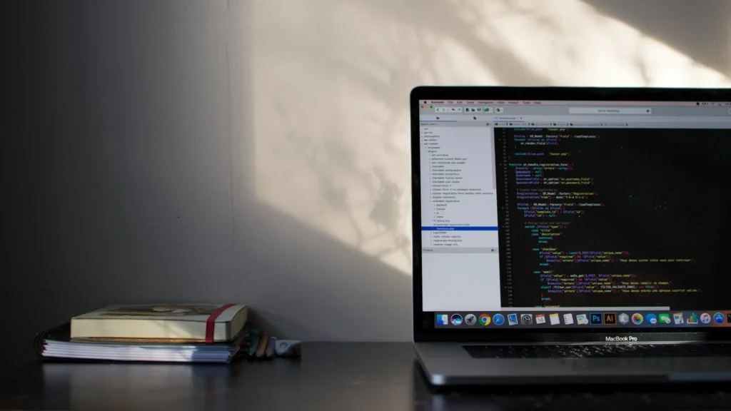 Laptop mit Programmcode bei der Website-Wartung und WordPress-Pflege in Ulm